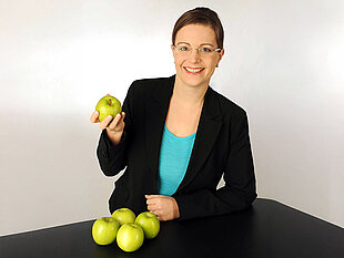 Ruth Lampe mit gesunden Äpfeln
